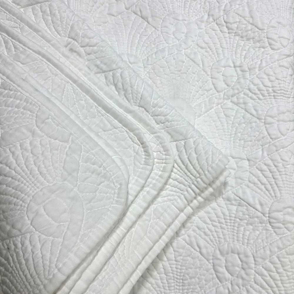 Quilt Full Queen White Scalloped Shell Stitch Textured Bedding Coverlet